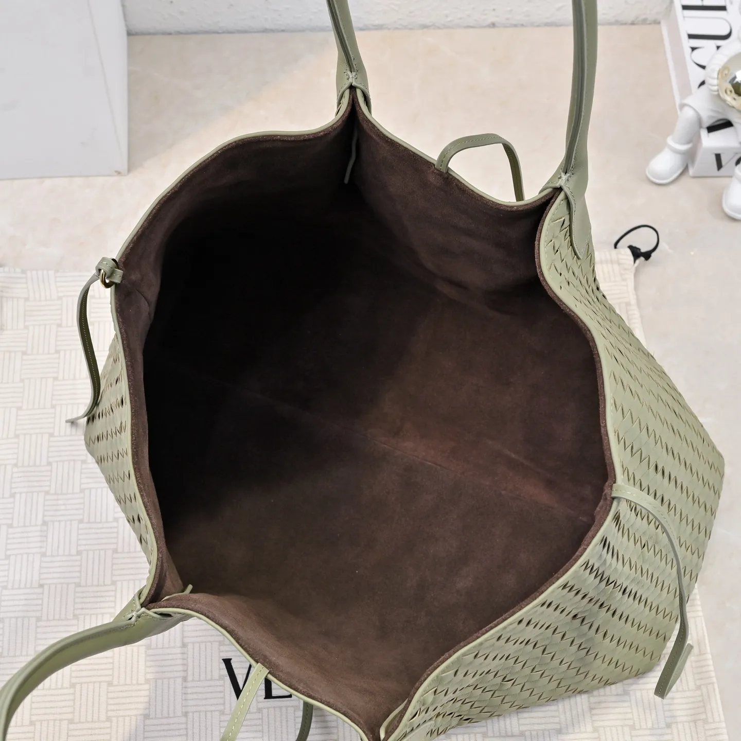 Batch 2360 Bv 2025 early spring series Pinacoteca medium tote handbag. The front is made of classic Intreccia woven cow leather. It is low-key and luxurious. The flip side is made of warm suede. It instantly switches to a lazy and casual style. It has a large internal capacity. It is no pressure to carry a computer for commuting. It is also thoughtfully matched with a small detachable bag. It is full of security. The woven texture is so delicate that you can't put it down. The highlight is that it is super versatile. Come and get your new bag😝 Model: 7166 Size: 23*43*14.5cm